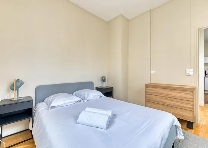 L'oiseau Blanc Un Petit Nid Proche De La Gare ! Daire *